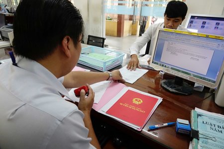TP HCM: Người dân được ký cấp sổ hồng trong vòng 24 giờ
