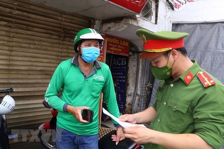 Hà Nội bắt đầu phát ''phiếu ra đường'' cho người dân