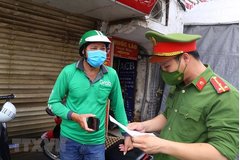 Hà Nội bắt đầu phát ''phiếu ra đường'' cho người dân