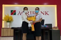 Tin tức kinh tế tài chính ngày 13/8/2021: Agribank khen thưởng nhân viên giao dịch