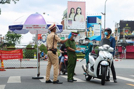 Ghi nhanh ngày đầu tiên TP.HCM siết chặt kiểm soát, ''Ai ở đâu ở yên đó''