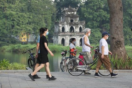 Hà Nội cho mở cửa trung tâm thương mại, thể dục bờ hồ