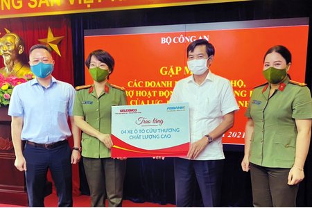 Tập đoàn Geleximco và ABBANK tặng tuyến đầu 4 xe cứu thương chuyên chở bệnh nhân Covid-19