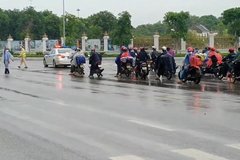 Nghìn người đội mưa chạy xe máy cả nghìn cây số từ Nam về quê