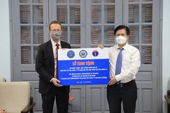 Việt Nam tiếp nhận tủ lạnh âm sâu từ Hoa Kỳ để lưu trữ vắc xin Pfizer