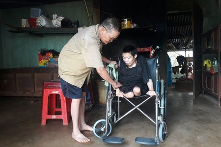 Cựu binh 78 tuổi hơn 30 năm một mình vất vả nuôi con tàn tật