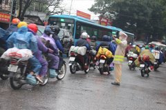 Dưới mưa rét, cảnh sát giao thông đón người dân trở về Hà Nội sau nghỉ Tết Nhâm Dần 2022