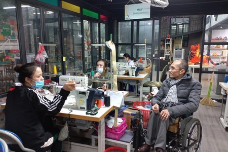 Startup ngồi xe lăn mở quán cà phê, xưởng đồ thủ công đào tạo người khuyết tật