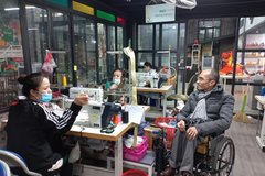 Startup ngồi xe lăn mở quán cà phê, xưởng đồ thủ công đào tạo người khuyết tật