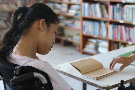 Cô gái bại não mê đọc sách, mở thư viện miễn phí tại nhà