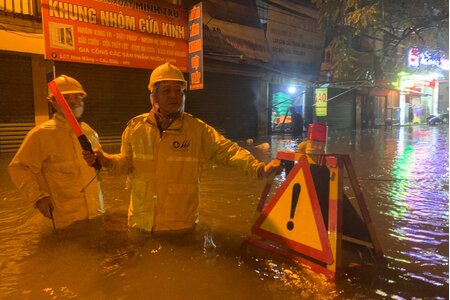 Trời trút mưa dông, đường phố Hà Nội ngập trong biển nước