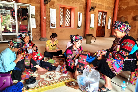Phụ nữ dân tộc Lô Lô tỉnh Hà Giang đang giữ lửa nghề thêu truyền thống dân tộc
