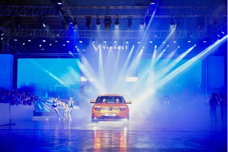 VinFast bàn giao 100 ô tô điện VF 8 đầu tiên, chuẩn bị xuất khẩu ra quốc tế