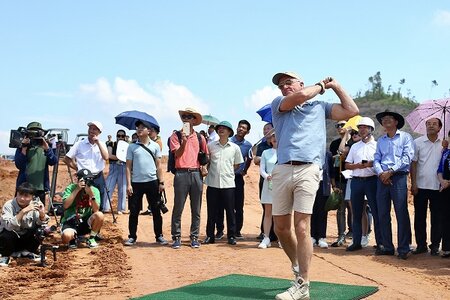 Cú Swing đầu tiên của huyền thoại Greg Norman tại sân golf Văn Lang Empire