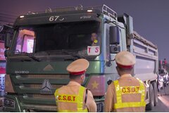 Hà Nội: Tài xế xe tải ''gọi điện cho người thân'' vẫn không thoát bị xử phạt