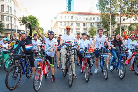 Hơn 600 người đạp xe chào mừng quan hệ Việt Nam – Hà Lan