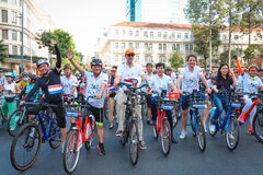 Hơn 600 người đạp xe chào mừng quan hệ Việt Nam – Hà Lan
