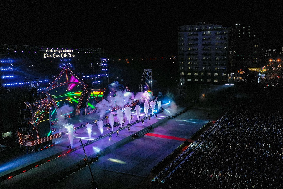 Thanh Hóa rực rỡ pháo hoa đêm khai mạc Lễ hội du lịch Biển 2021