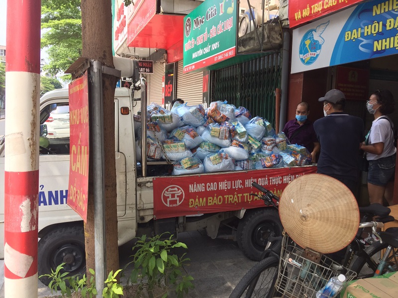 Hà Nội: Trao 3.000 xuất quà nhu yếu phẩm cho những hoàn cảnh khó khăn