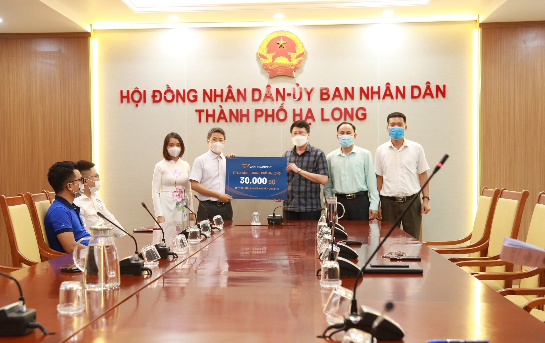 Văn Phú – Invest trao tặng 30.000 bộ xét nghiệm nhanh COVID-19 cho Thành Phố Hạ Long