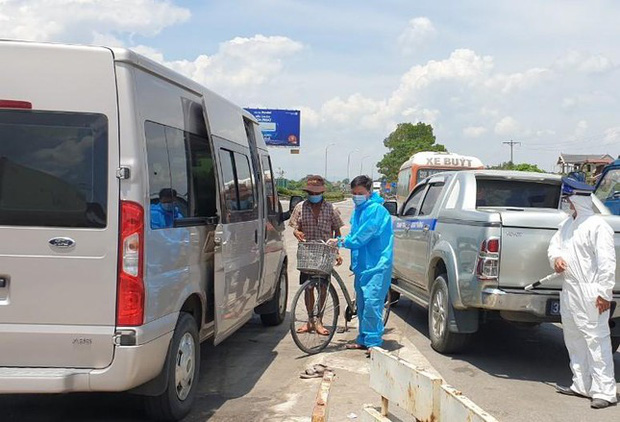 Người đàn ông tàn tật đạp xe từ TP.HCM về Phú Thọ tránh Covid-19