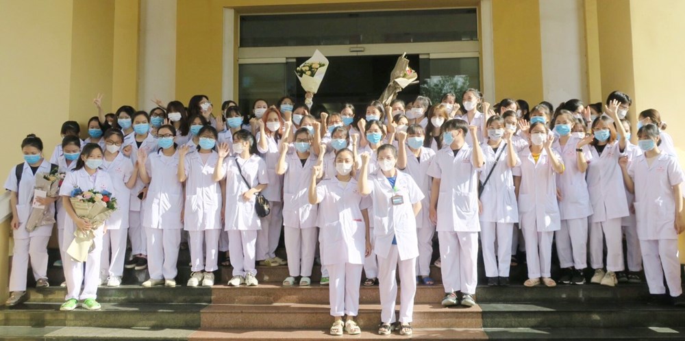 Quốc Oai: trên 100 bác sĩ, sinh viên về hỗ trợ lấy mẫu xét nghiệm và tiêm vắc xin