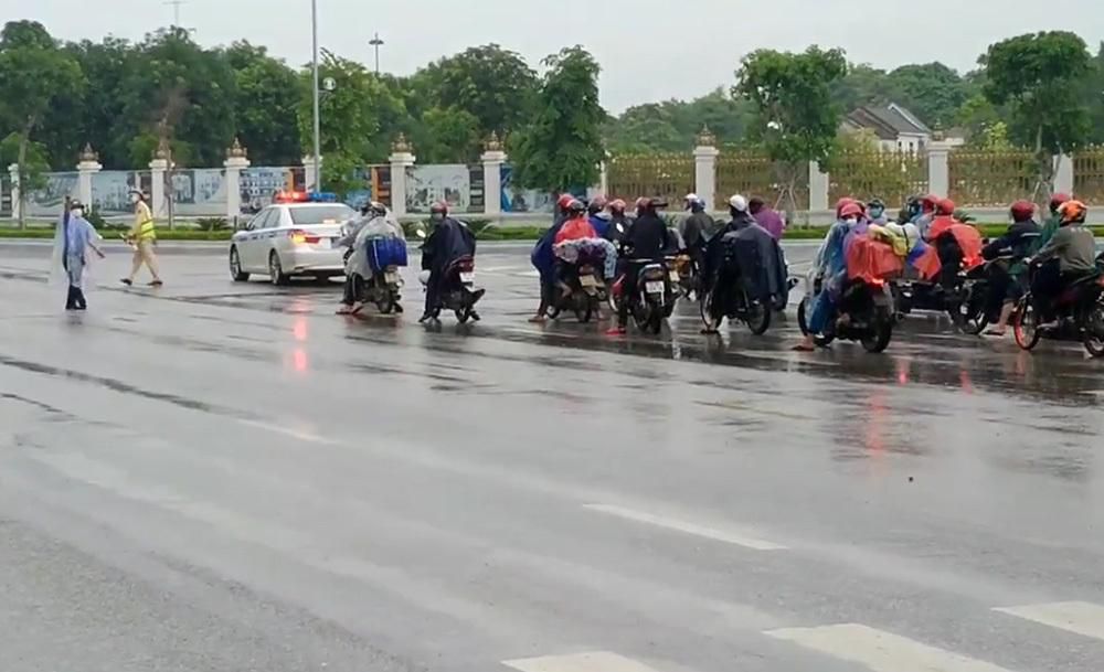 Nghìn người đội mưa chạy xe máy cả nghìn cây số từ Nam về quê