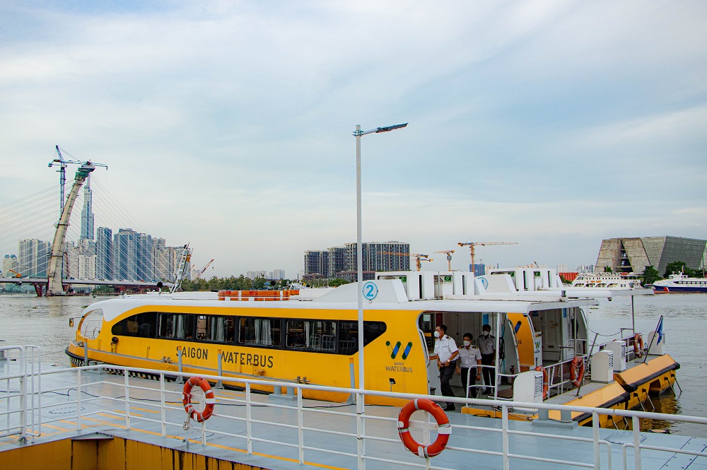 TP.HCM: Ngắm thành phố trên sông bằng Waterbus