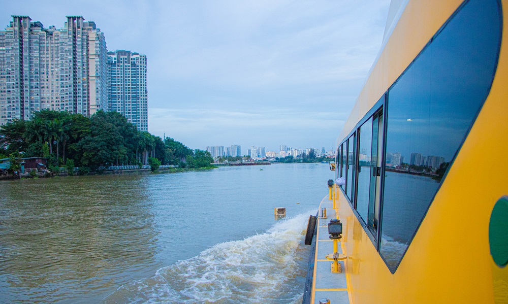 TP.HCM: Ngắm thành phố trên sông bằng Waterbus