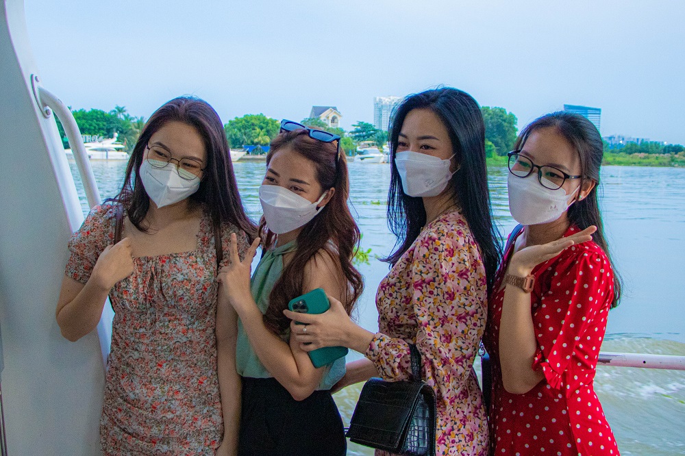 TP.HCM: Ngắm thành phố trên sông bằng Waterbus