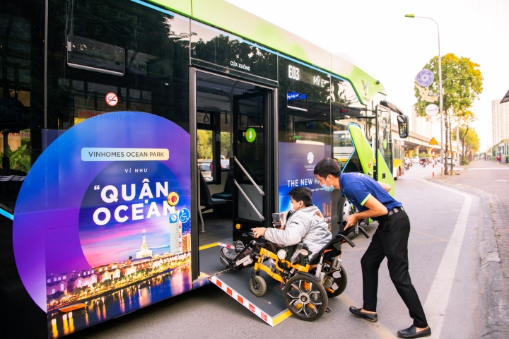 Khám phá bus điện Hà Nội: Điểm cộng lớn với người khuyết tật