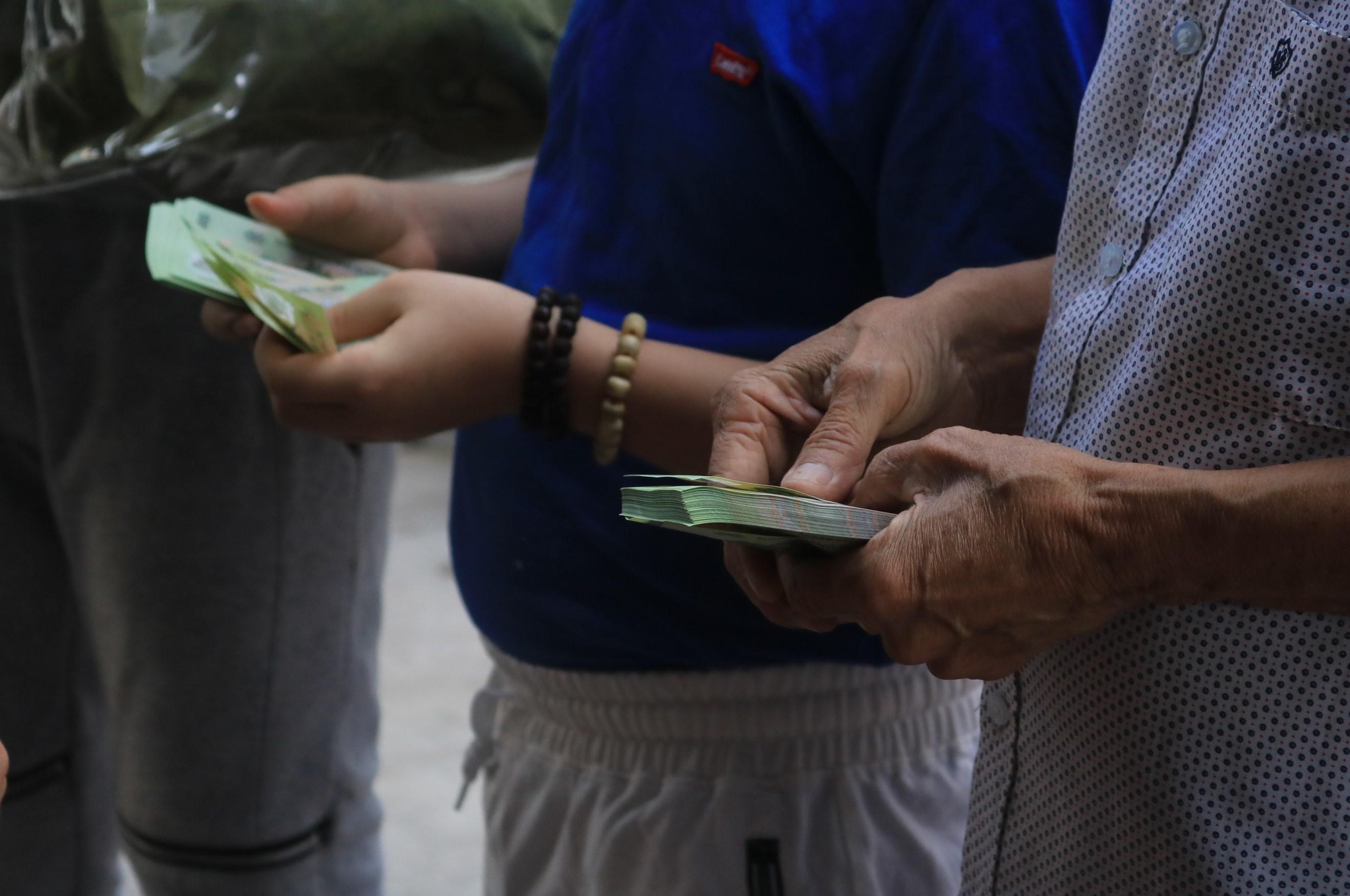 80 tuổi gây sốt MXH vì miễn tiền trọ, tặng 200.000 đồng cho hàng trăm người quanh xóm