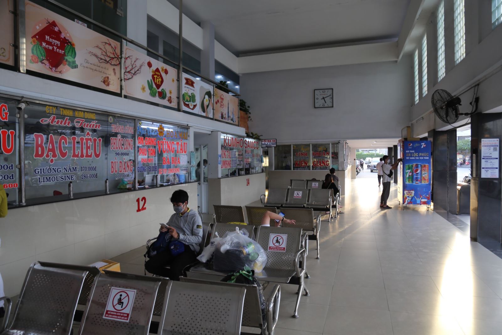 Nghỉ Tết Dương lịch 2022: Nơi giao thông ùn ứ vì dân về quê, nơi vắng lặng đìu hiu