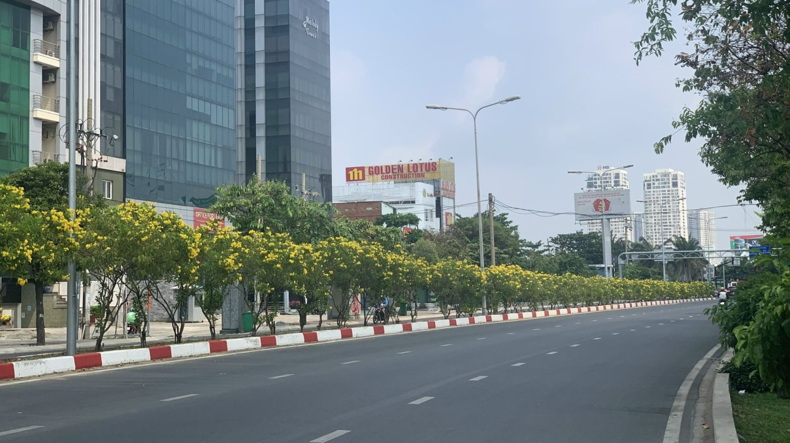 Mùng 1 Tết, đường phố Hà Nội, TPHCM thanh vắng, bình yên