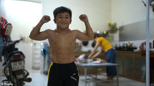 Cậu bé 12 tuổi cơ bắp cuồn cuộn, bụng 6 múi, ăn không biết no ở Đồng Nai