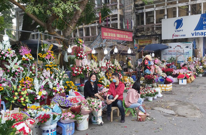 Ngày 8/3, hoa tại Hà Nội giảm giá mạnh vẫn ít người mua