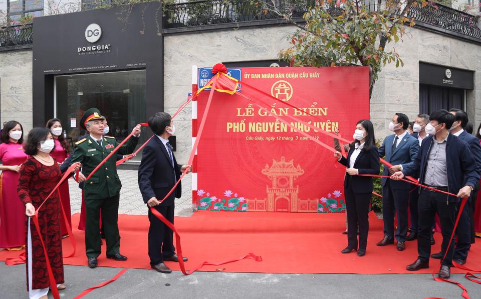 Lãnh đạo quận Cầu Giấy và đại diện dòng họ Nguyễn Như Uyên thực hiện nghi thức gắn biển tên đường Nguyễn Như Uyên.