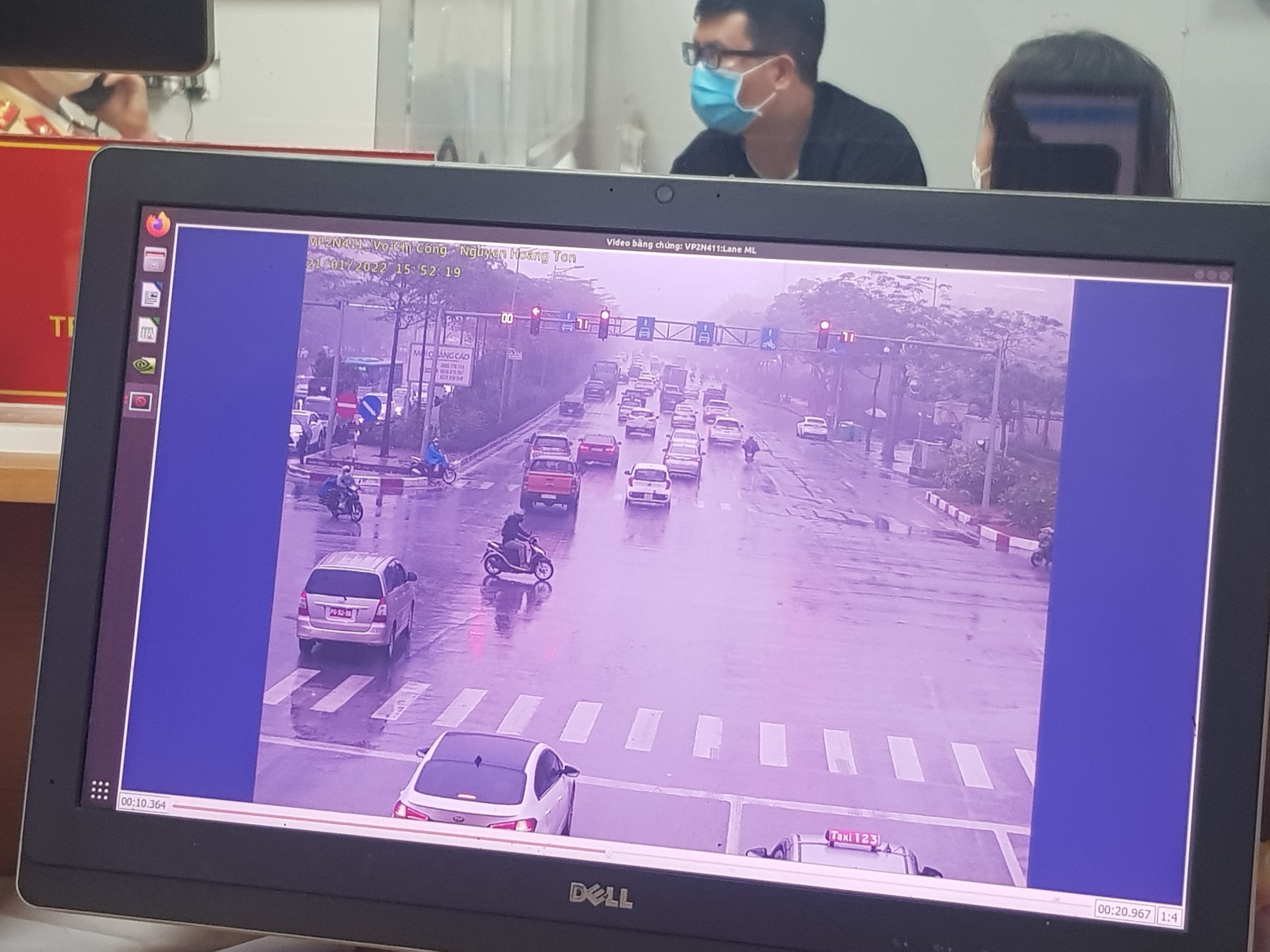 Hà Nội: Hàng trăm xe biển xanh, biển đỏ bị phạt nguội vi phạm giao thông