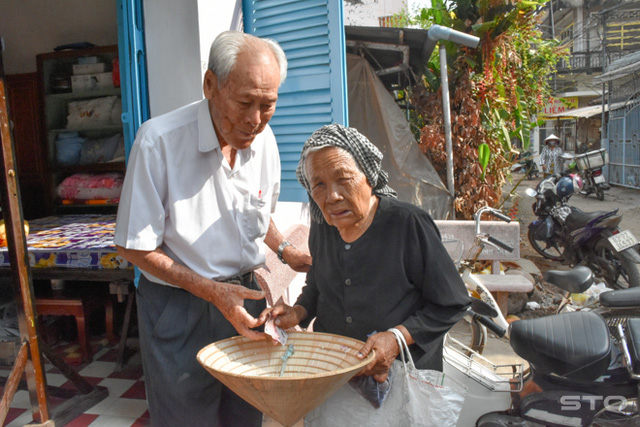 Cụ ông 100 tuổi ''nghiện'' làm từ thiện, giúp đỡ hơn 4.000 hoàn cảnh khó khăn