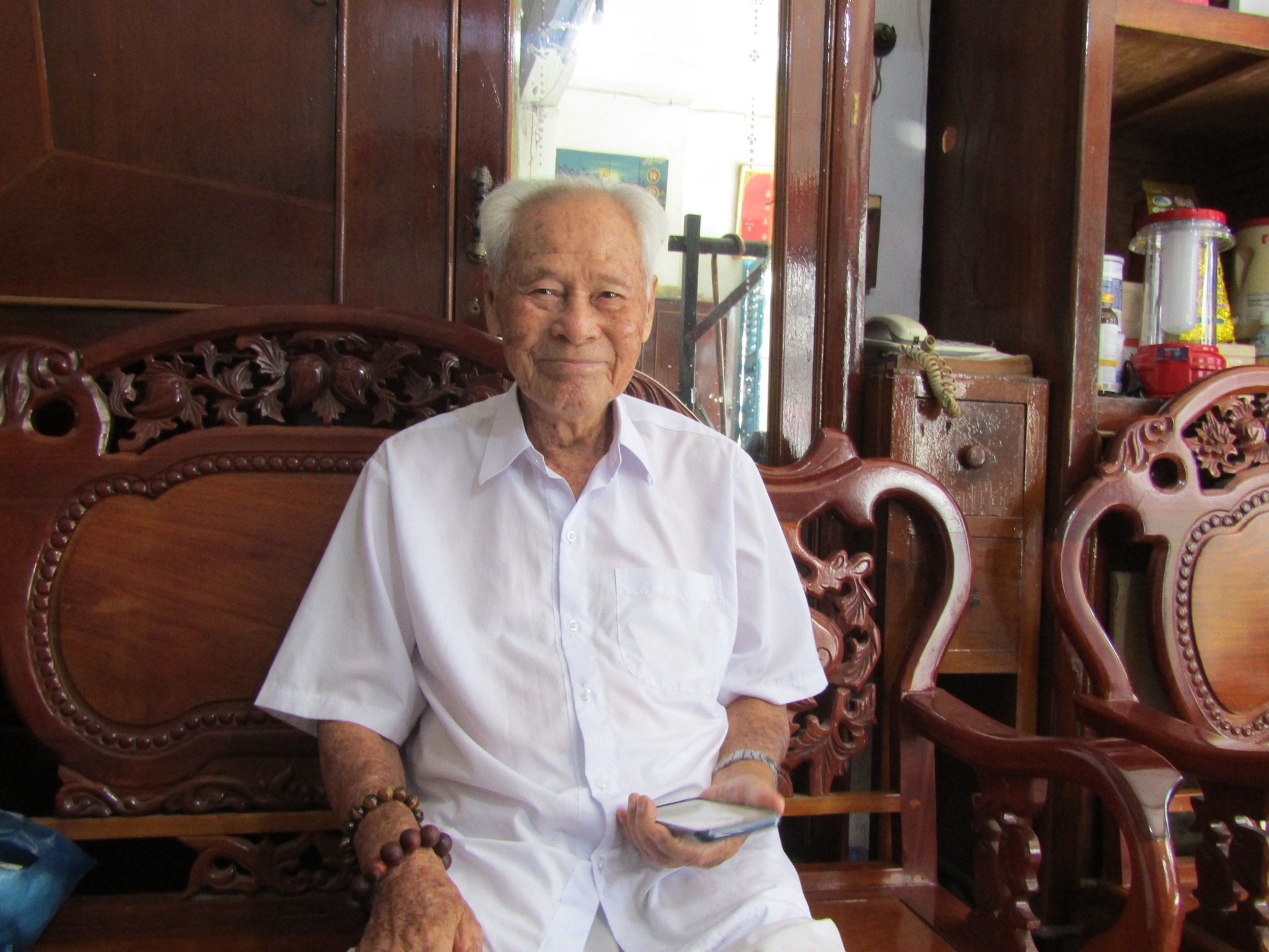 Cụ ông 100 tuổi ''nghiện'' làm từ thiện, giúp đỡ hơn 4.000 hoàn cảnh khó khăn