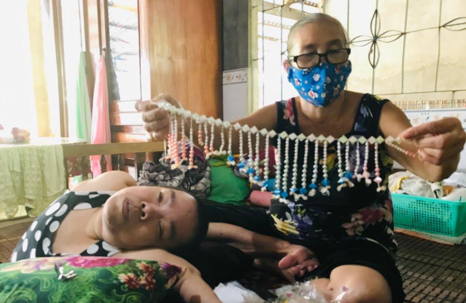 Cô gái xương thuỷ tinh khởi nghiệp với đồ handmade, giúp đỡ người cùng cảnh