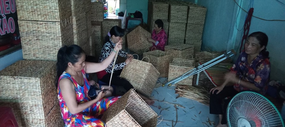 Người phụ nữ khuyết tật dạy nghề đan lục bình, giúp chị em có thu nhập