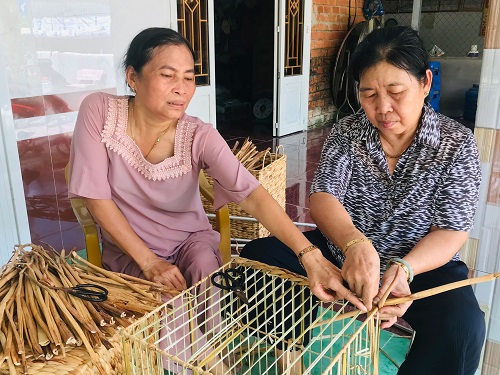 Người phụ nữ khuyết tật dạy nghề đan lục bình, giúp chị em có thu nhập