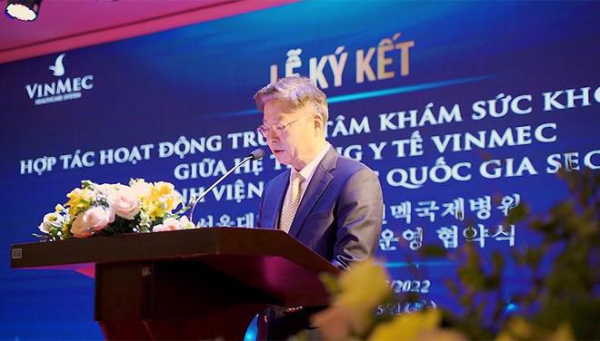 Ông Kim Yon Su, Chủ tịch kiêm Tổng giám đốc Bệnh viện Đại học quốc gia Seoul phát biểu tại lễ ký kết  