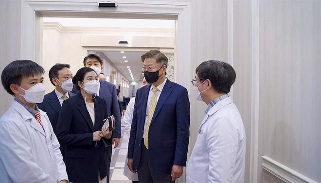 Ngài Park Noh Wan – Đại sứ Hàn Quốc tại Việt Nam và Ban lãnh đạo Bệnh viện Đại học quốc gia Seoul tham quan khu vực khám sức khỏe tổng quát cao cấp của Bệnh viện ĐKQT Vinmec Times City (Hà Nội).  