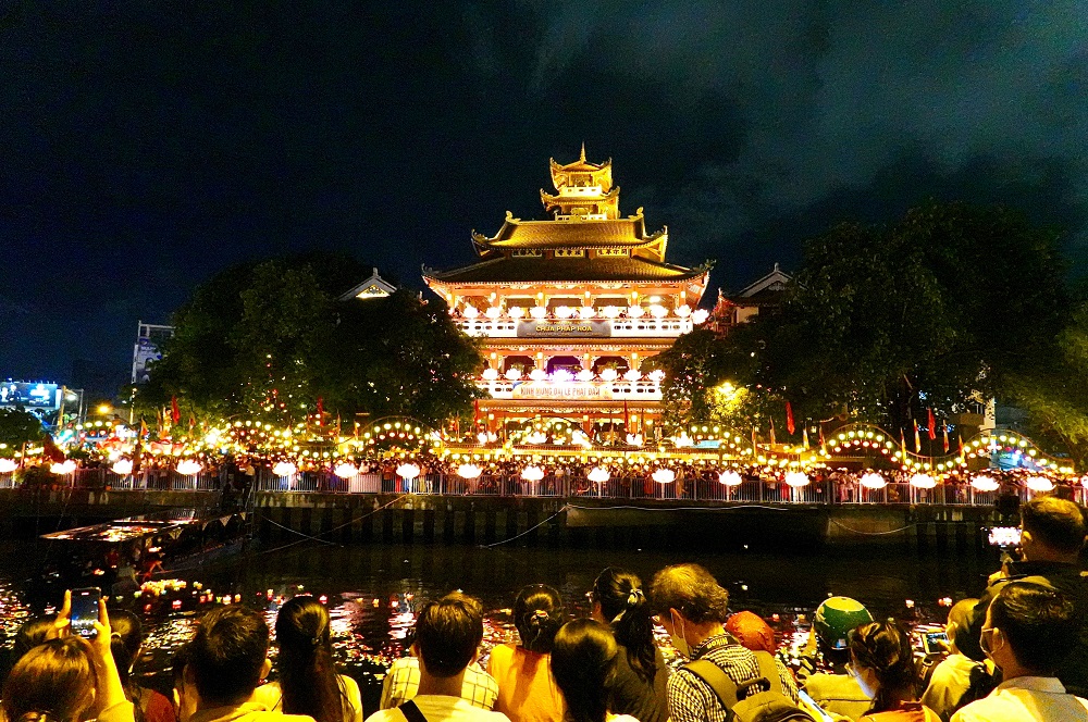 TP.HCM: Hàng nghìn người dân tham gia thả hoa đăng mừng Đại lễ Phật Đản