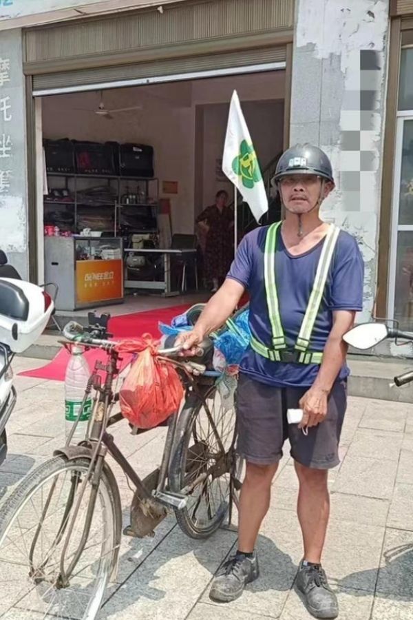 Cha khuyết tật đạp xe vượt hơn 2.500km về quê vì lời hứa với con