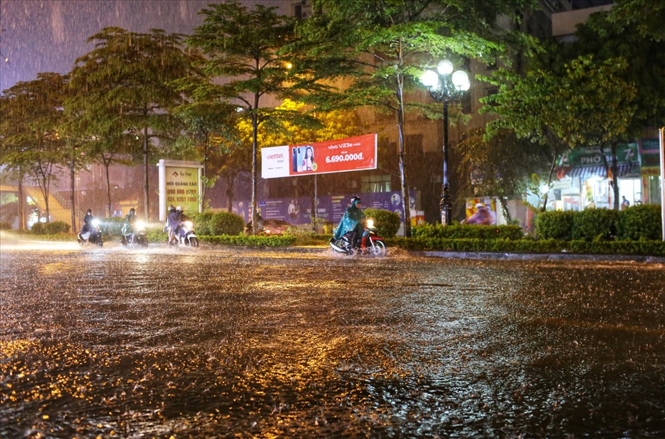 Trời trút mưa dông, đường phố Hà Nội ngập trong biển nước