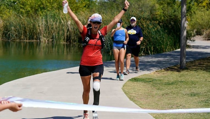 Nữ vận động viên một chân chạy marathon 104 ngày liên tiếp, gây quỹ từ thiện