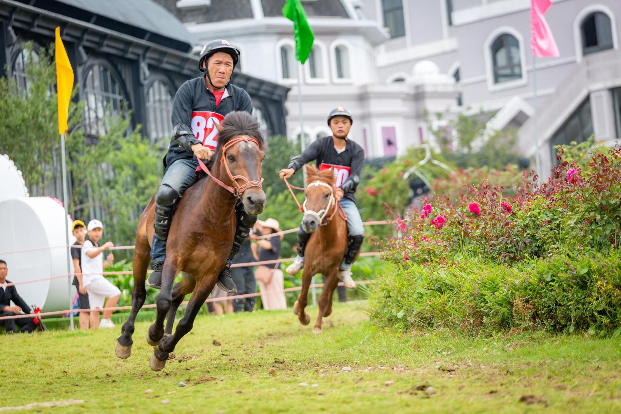 Tưng bừng sắc màu lễ hội vùng cao Tây Bắc trong mùa giải ''Vó ngựa trên mây'' lần thứ 5